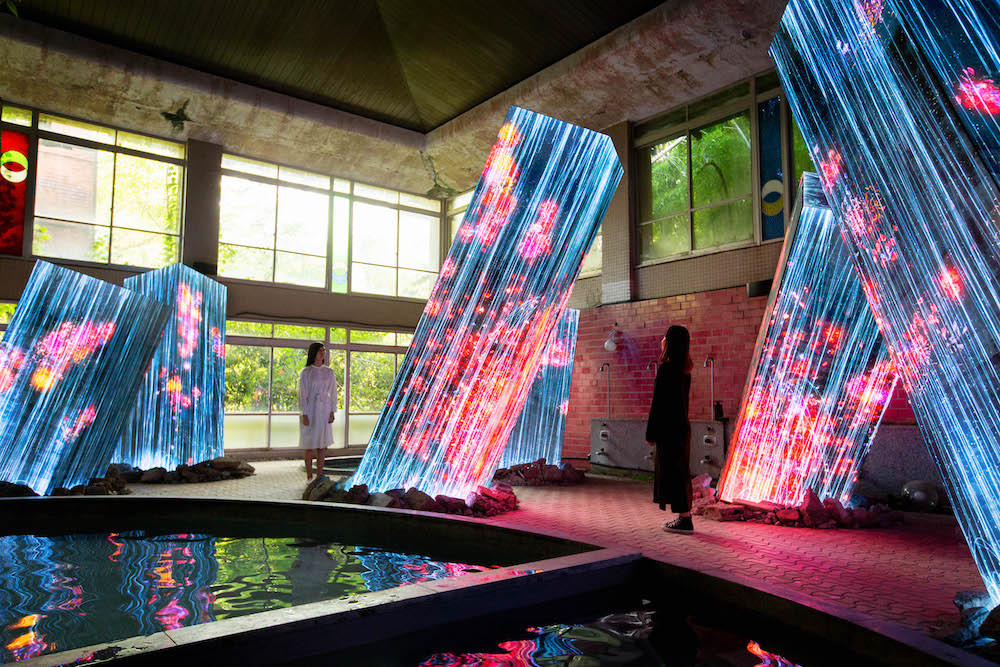 チームラボ 《廃墟の湯屋にあるメガリス》(C) チームラボ