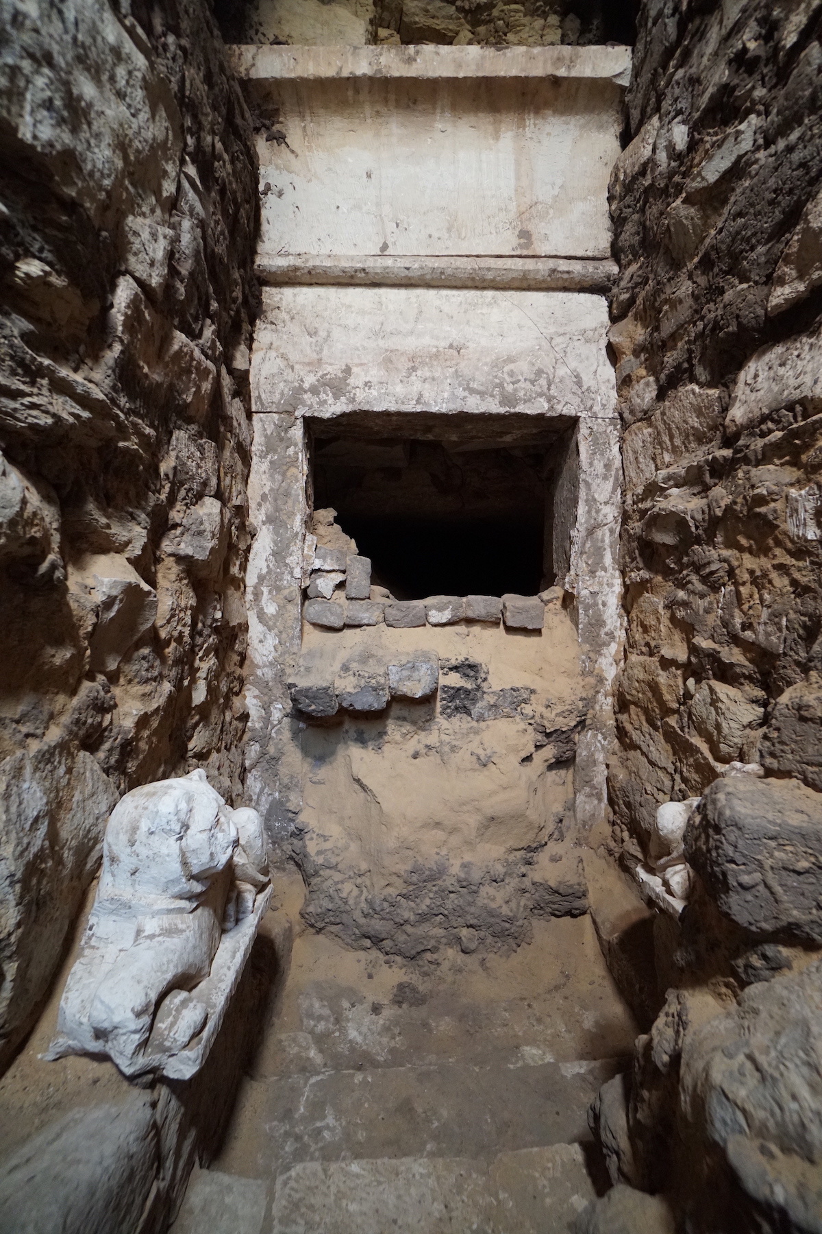 カタコンベの入口 (c)North Saqqara Project