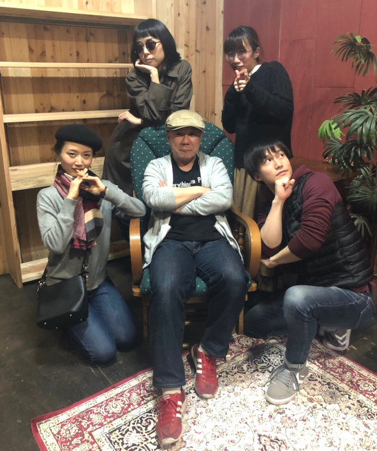 『私立探偵西郷九郎と九人の女』第一話『虫を愛でる女』の出演者。前列左から・上田愛、二宮信也、青木謙樹　後列左から・岡本理沙、平手さやか