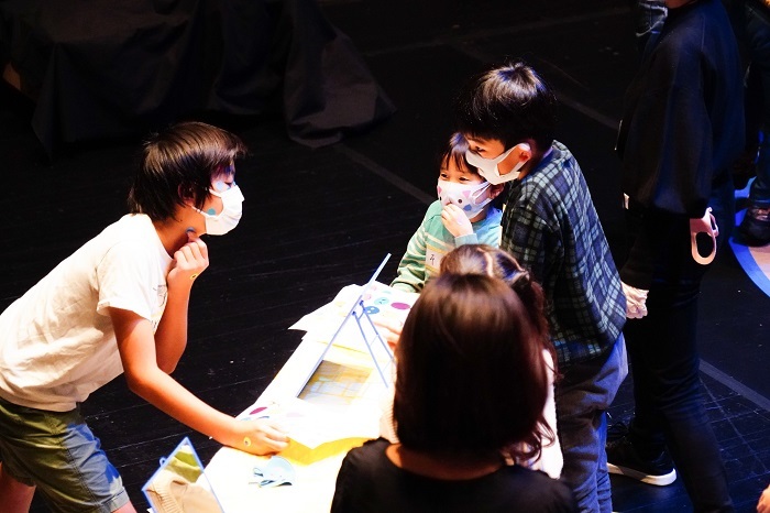 子どものためのリーディング＋ワークショップ公演『ホーム』 撮影：田中亜紀
