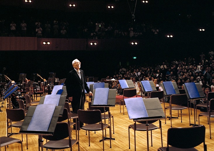 鳴り止まぬ拍手喝采に応え、オーケストラのいないステージに再登場する朝比奈隆 (C)飯島隆