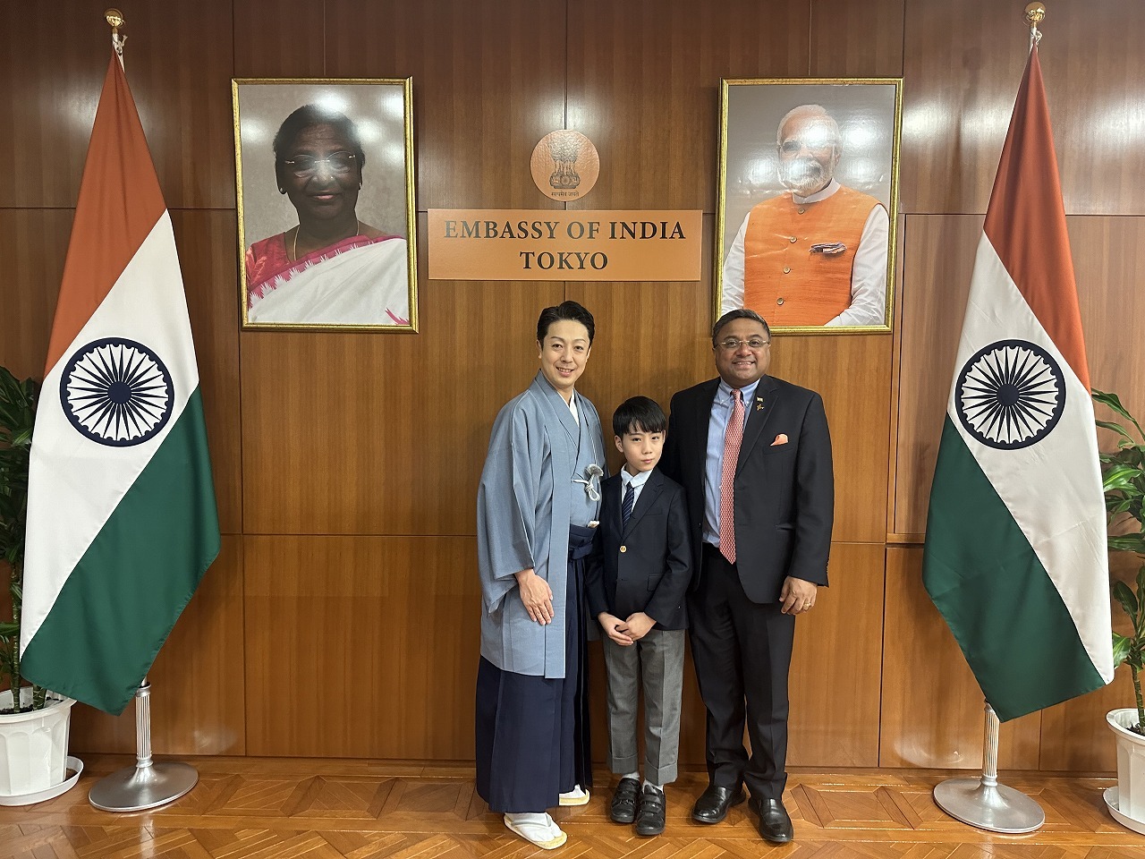 （左から）尾上菊之助、尾上丑之助、駐日インド大使シビ・ジョージ閣下 