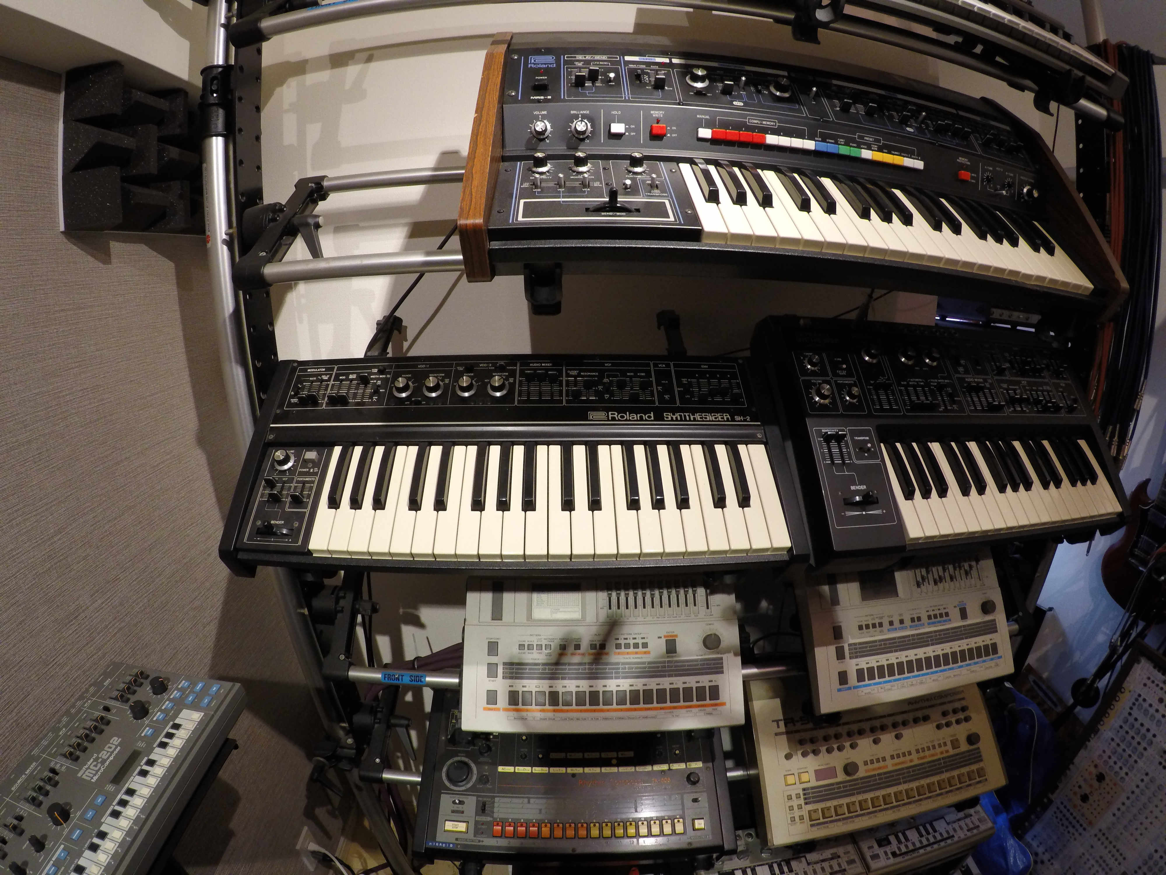 Roland SH2 1979年発売。ファーストシンセがコレだったというテクノアーティストは多い。齋藤久師も自分のイニシャルである「HS」の反対「SH」とう偶然も重なり、現在まで愛し続ける逸品。