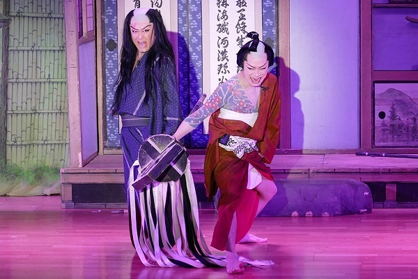 『血染めのまとい』より。六蔵(橘炎鷹座長)と辰五郎(橘鷹勝さん)はめ組の大切なまといを共に握る。※上と同様、劇団炎舞ファンクラブに提供いただいた。