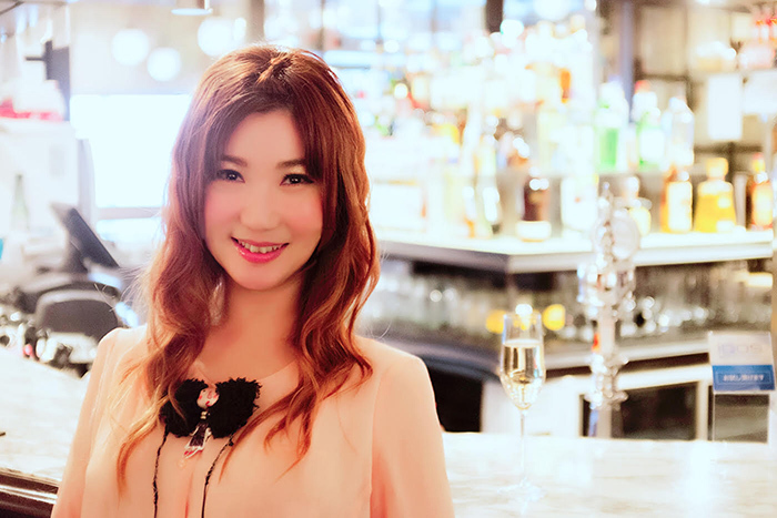 Yumi （撮影：大野要介 撮影協力：eplus LIVING ROOM CAFE＆DINING）