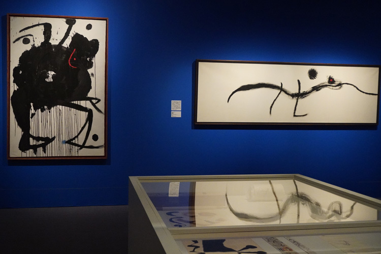 左：ジュアン・ミロ《絵画》1966年11月4日 ピラール＆ジュアン・ミロ財団、マジョルカ　右：ジュアン・ミロ《絵画》制作年不詳 ピラール＆ジュアン・ミロ財団、マジョルカ