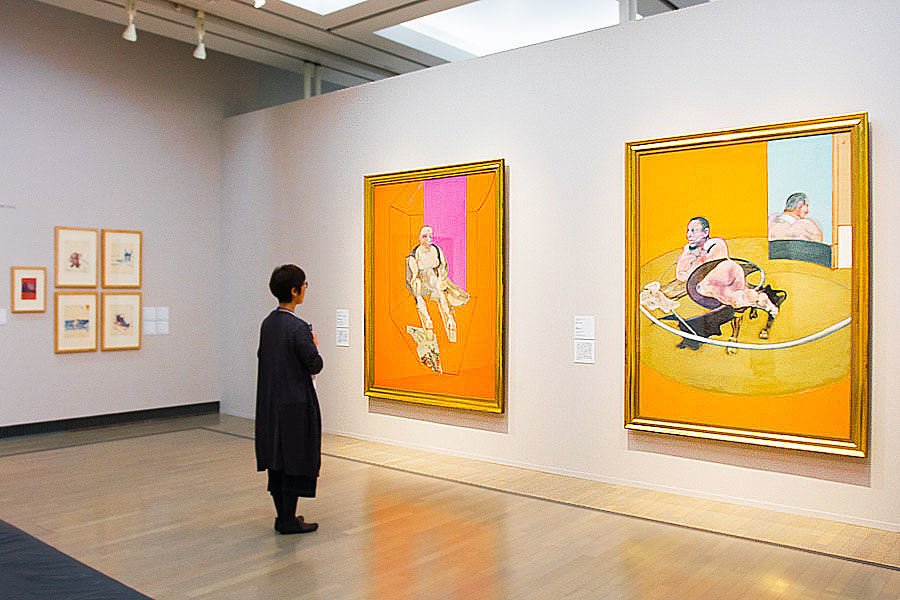 フランシス・ベーコン『横たわる人物』1977年│富山県美術館、『スフィンクスミュリエル・ベルチャーの肖像』1979年│東京国立近代美術館