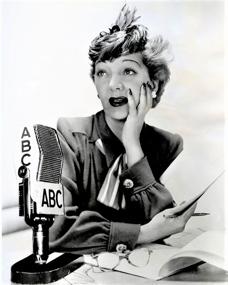 女優ガートルード・ローレンス。1947年に、ラジオ番組へ出演時の写真