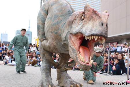 自立2足歩行恐竜によるライブショー「DINO-A-LIVE 超恐竜体験」