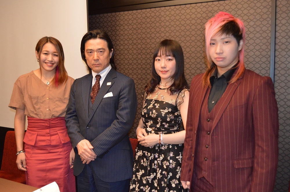 左から朱里、平井代表、松本都、彩羽匠