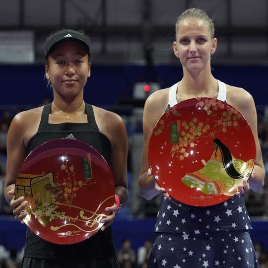 昨年シングルスで優勝したカロリナ・プリスコバ選手（右）と、準優勝の大坂なおみ選手（左）