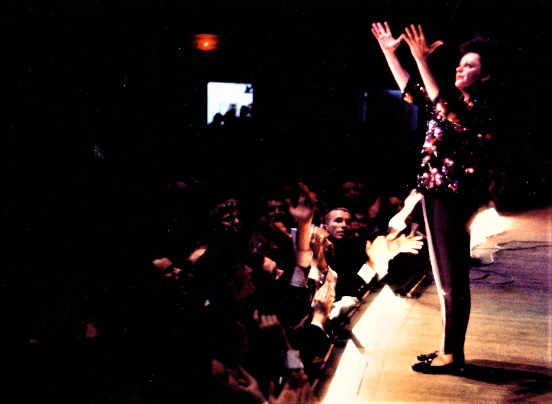 カーネギー・ホールでのコンサートで、喝采に応えるジュディ・ガーランド Photo Courtesy of Scott Brogan