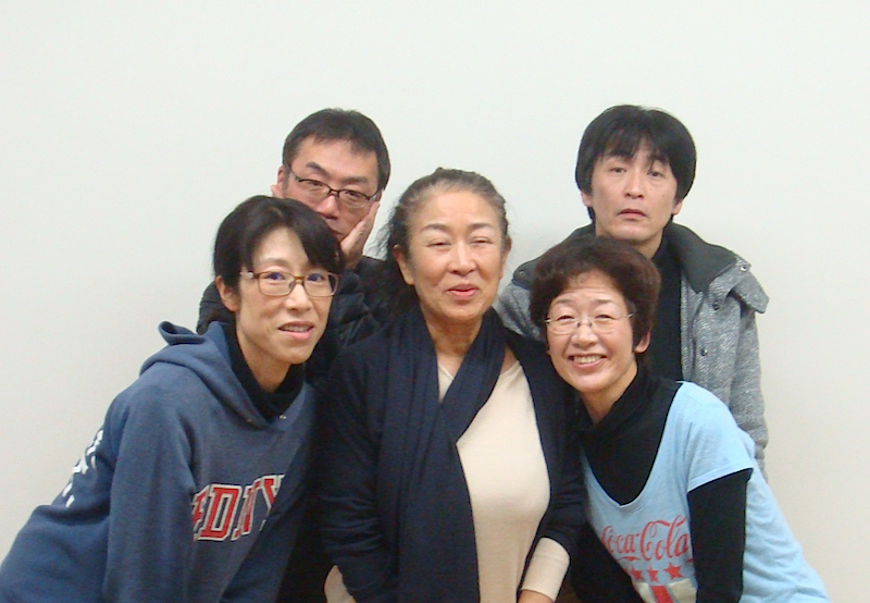 四人姉姉実行委員会プリシラーズの面々。左から・長尾みゆき、神谷尚吾、火田詮子、金原祐三子、佃典彦