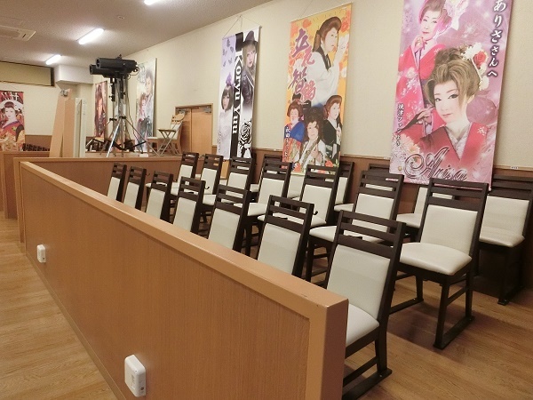 客席の壁には役者さんのタペストリーが並んでいる。