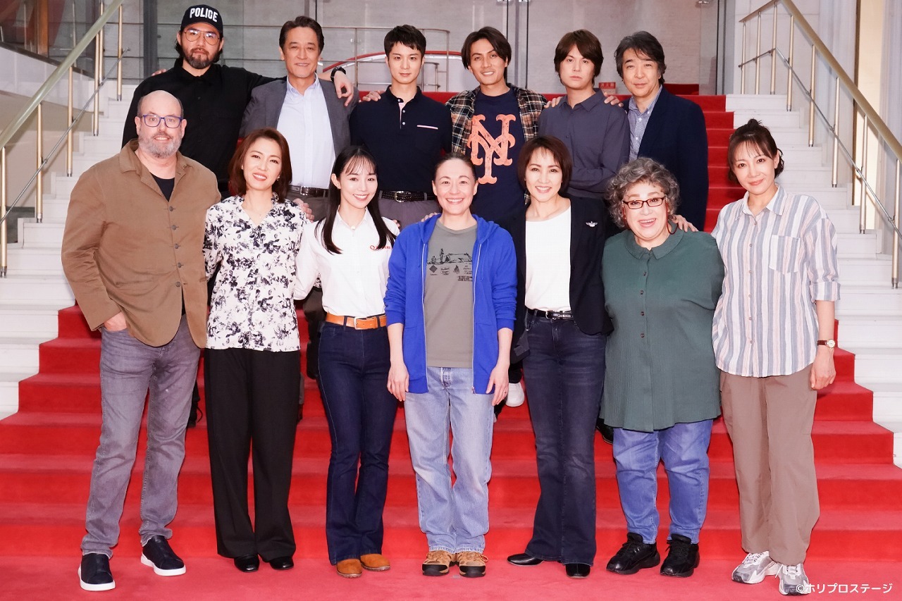 （上段左より）吉原光夫、橋本さとし、田代万里生、加藤和樹、浦井健治、石川 禅（下段左より）クリストファー・アシュリー（演出）、安蘭けい、咲妃みゆ、シルビア・グラブ、濱田めぐみ、森 公美子、柚希礼音