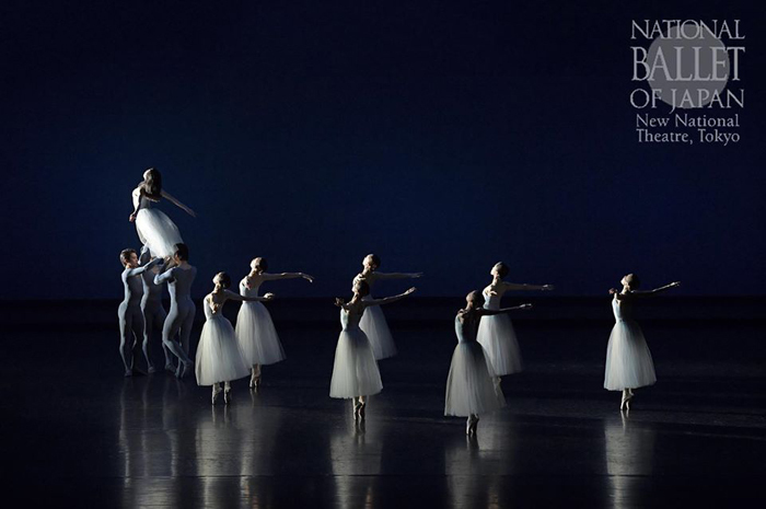 『セレナーデ』（撮影：鹿摩隆司／写真提供：新国立劇場）© The George Balanchine Trust