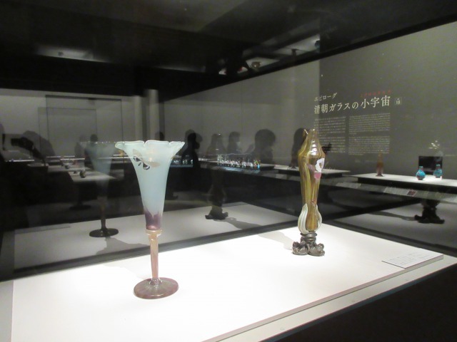 左：昼顔形花器「蛾」　エミール・ガレ　1900年　サントリー美術館　右：花器「アイリス」　エミール・ガレ　1900年頃　サントリー美術館（菊地コレクション）
