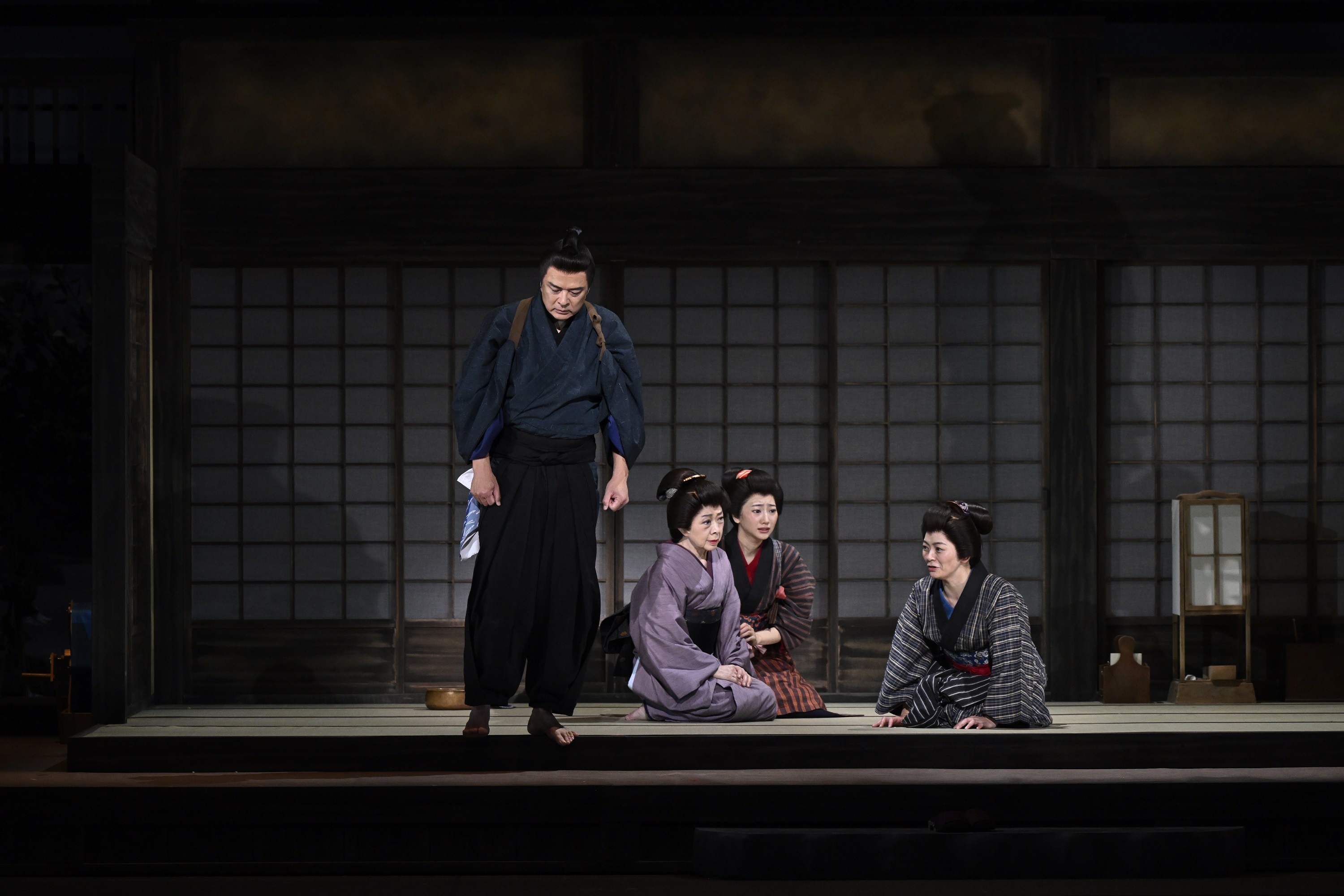 左から田中哲司、小野洋子、武田玲奈、田畑智子
