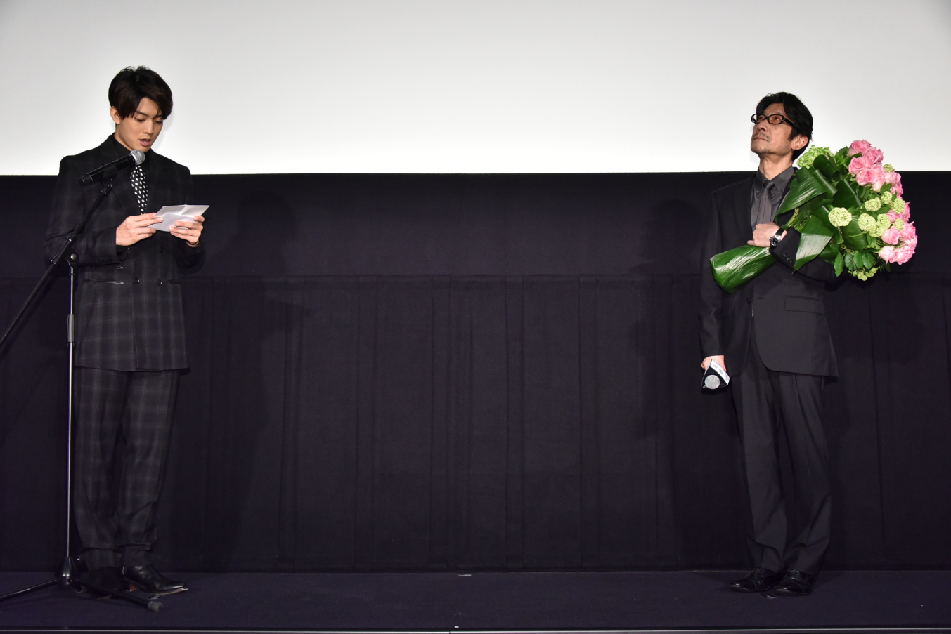 左から、伊藤健太郎、阪本順治監督