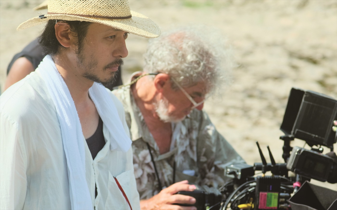 左から、オダギリジョー監督、クリストファー・ドイル撮影監督　『ある船頭の話』 （C）2019「ある船頭の話」製作委員会