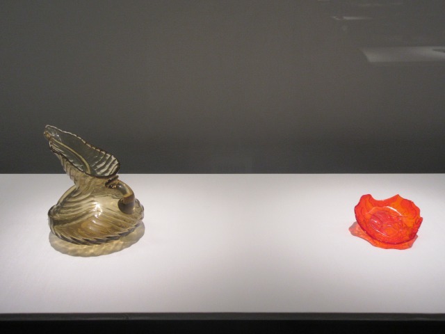 左：水差「葉」　エミール・ガレ　1890年　サントリー美術館（辻清明コレクション）　右：紅色魚文蓮葉形皿　中国　嘉慶ー光緒年間　19世紀　東京国立博物館