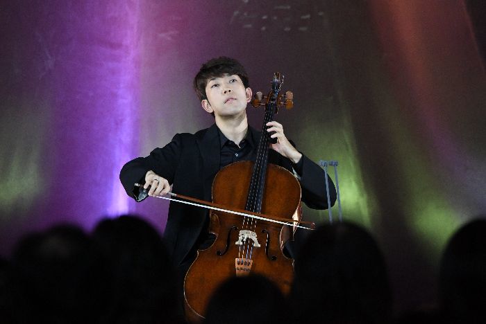 福島公演にも参加した横坂は『無伴奏チェロ組曲 第1番』のプレリュードを演奏