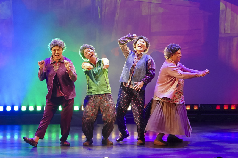 『とっても楽しいお嬢さんたち』（撮影：友澤綾乃）