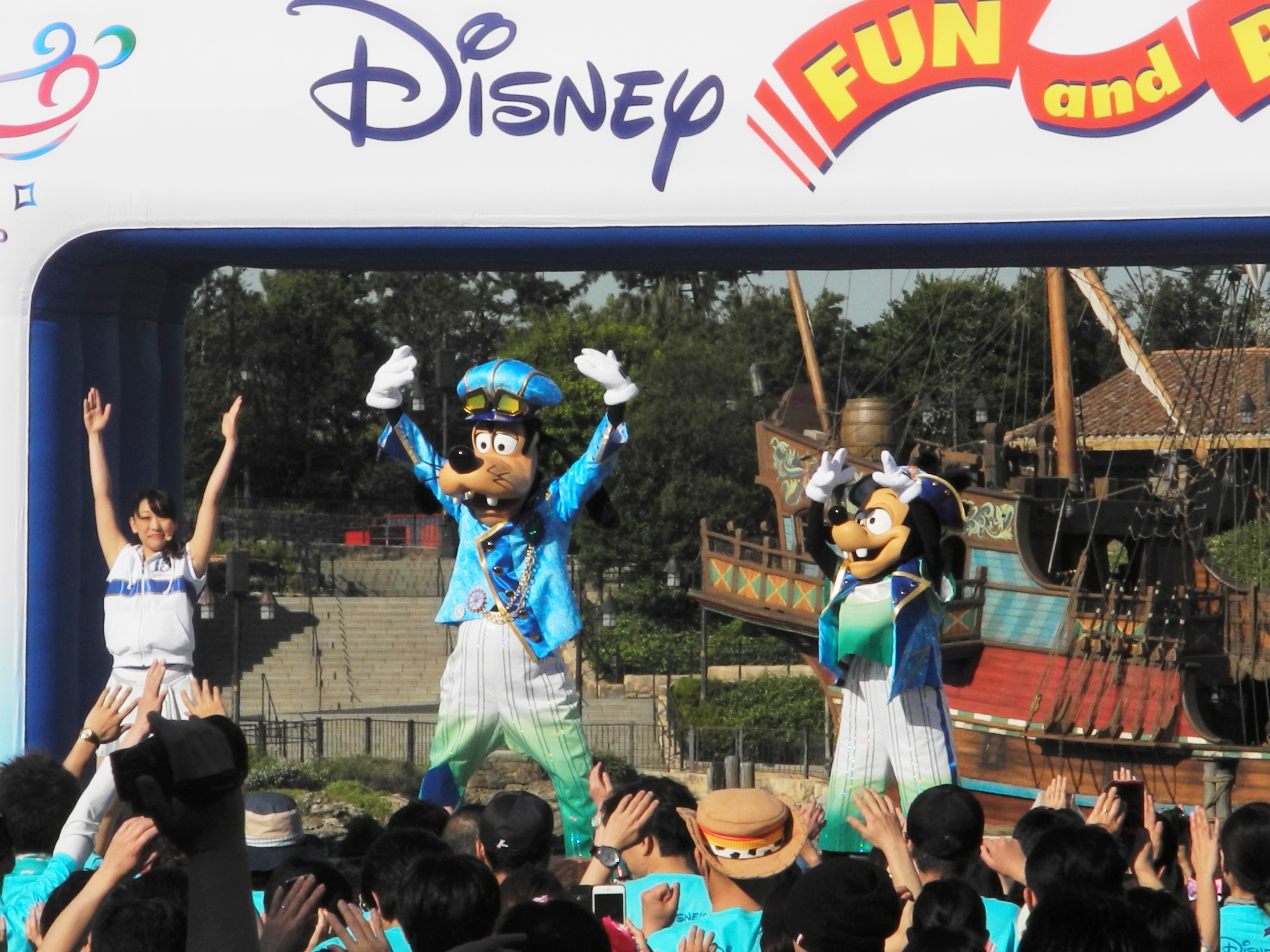 オープニングセレモニーに登場したグーフィー＆マックス親子 ©Disney
