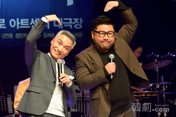 デュブル役をWキャストで演じるチョ・ジェユン（左）とコ・チャンソクは公演中は見られないデュエットで歌を披露した