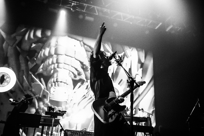TK from 凛として時雨、ファイナルツアーで限界を超越する『Whose Blue Tour 2025』オフィシャルレポート