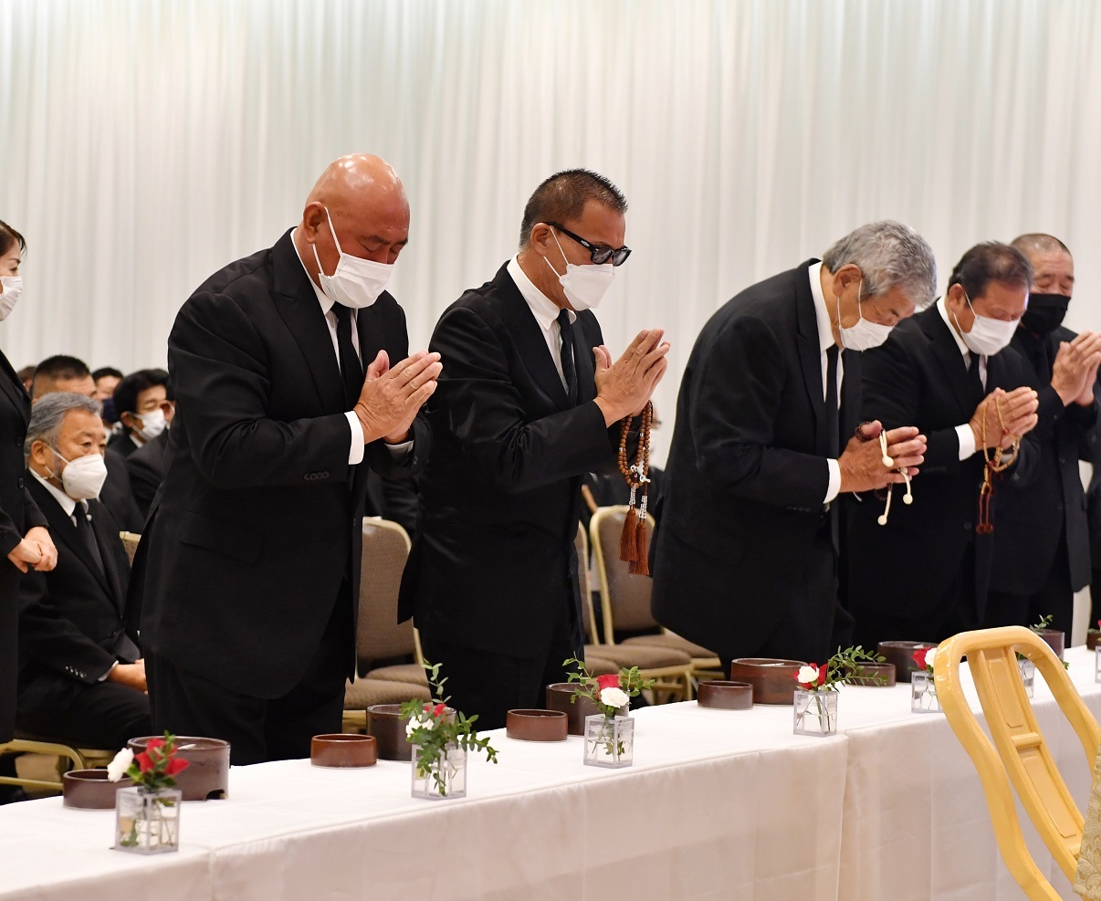 参列した各人が故人の前で焼香