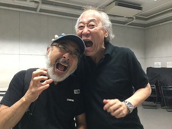 『ニッポン・ウォーズ』リーディング稽古中の川村毅。(左は33年ぶりに共演の宮島健)