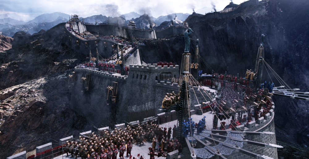 万里の長城にひしめく兵士たちと兵器　映画『グレートウォール』 (C) Universal Pictures　