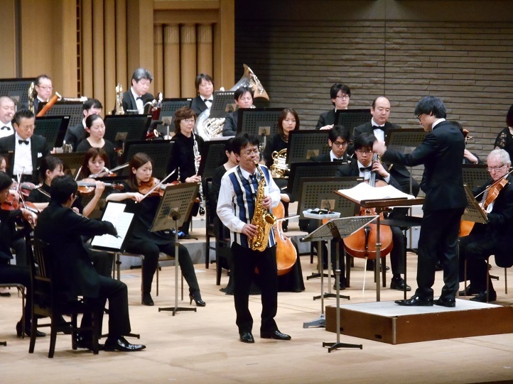 大阪交響楽団をバックに演奏する須川展也（’20年 於 エブノ泉の森ホール) 写真提供：大阪交響楽団