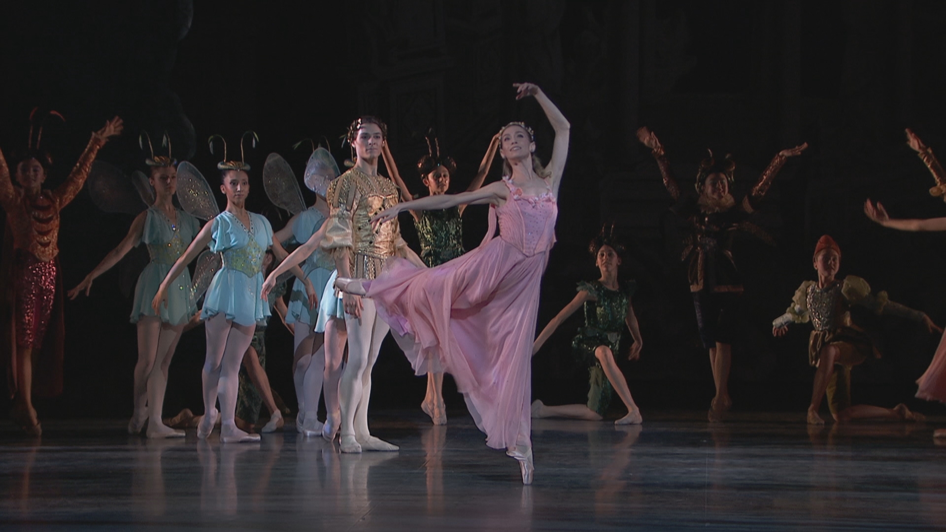 パリ･オペラ座バレエ「夏の夜の夢」妖精の女王・ティターニアのエレオノーラ･アバニャートと、妖精の王・オベロンのユーゴ･マルシャン