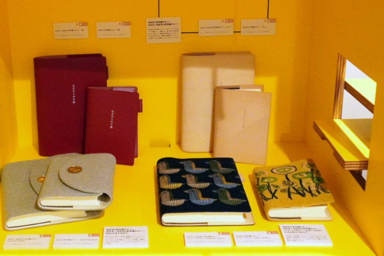 右の黄色い花の手帳と、中央の鳥の柄の手帳は、今年初の『ミナ　ペルホネン』の「ほぼ日5年手帳カバー」。