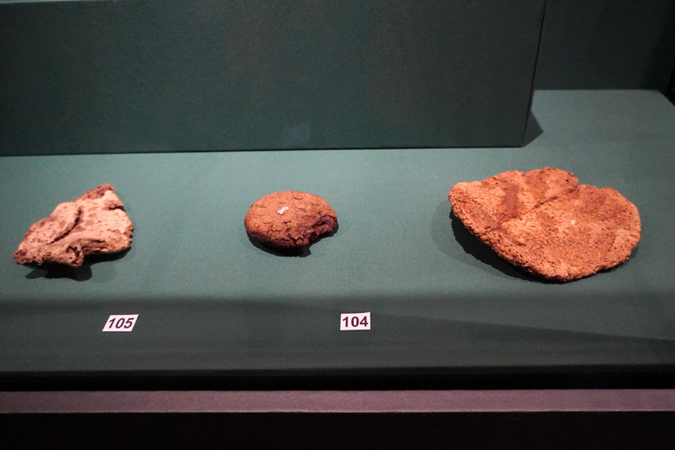 左より：葉の形をしたパン、円形のパン、手跡が残ったパン