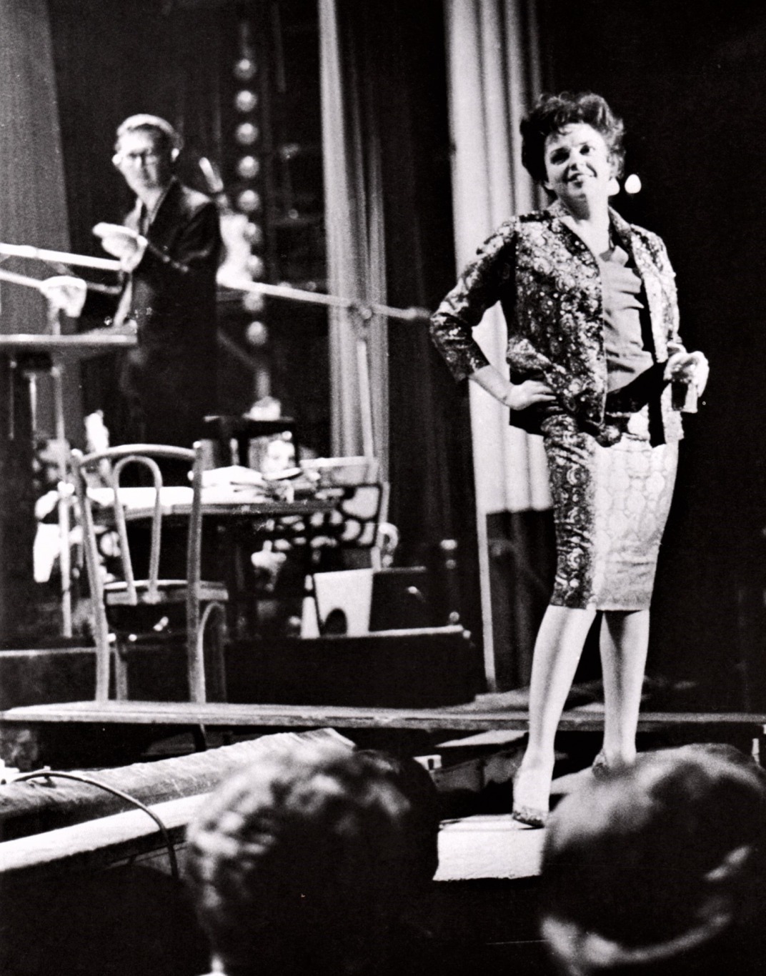 録音の合間にくつろぐガーランドと、彼女の右腕として音楽監督＆編曲を担当したモート・リンズィー（左）