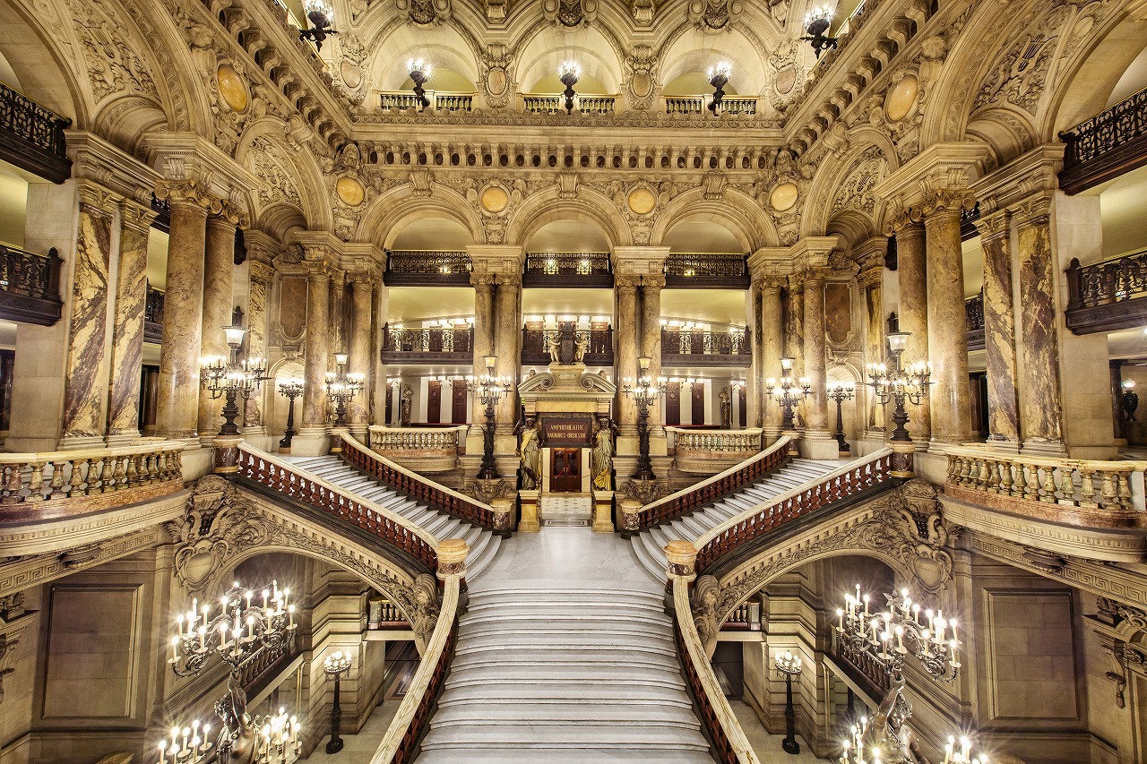 Opera Airbnb - Grand Escalier -  　　Credit Thibaut Chapotot