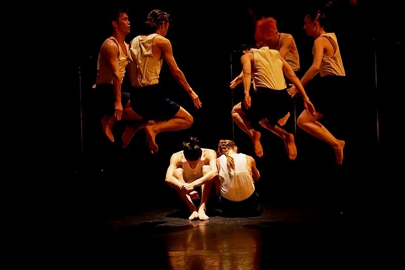 左から Sato Yamada(山田暁)、Rinnosuke(リンノスケ)、 Issue Park、Léonore Zurflüh、Noémie Ettlin、 Aokid、Yu Okamoto(岡本優) ／KAAT×TJP『ダンスマラソンエクスプレス(横浜⇔花巻)』撮影＝大洞博靖