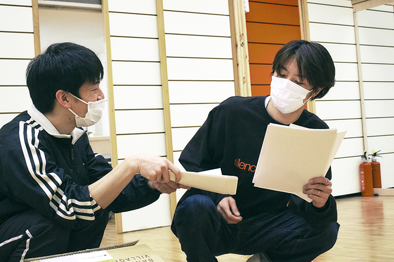 それぞれのチームで両役を入れ替えて稽古。限られた時間であらゆるパターンを「やってみる」俳優たち。