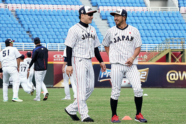 台湾での練習に参加した丸佳浩選手（前左）