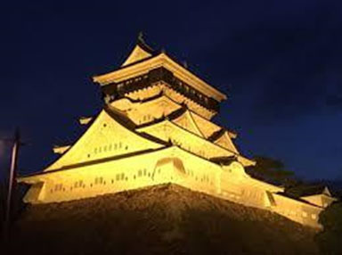 小倉城を今年のテーマカラーのゴールドにライトアップ（※画像はイメージです）
