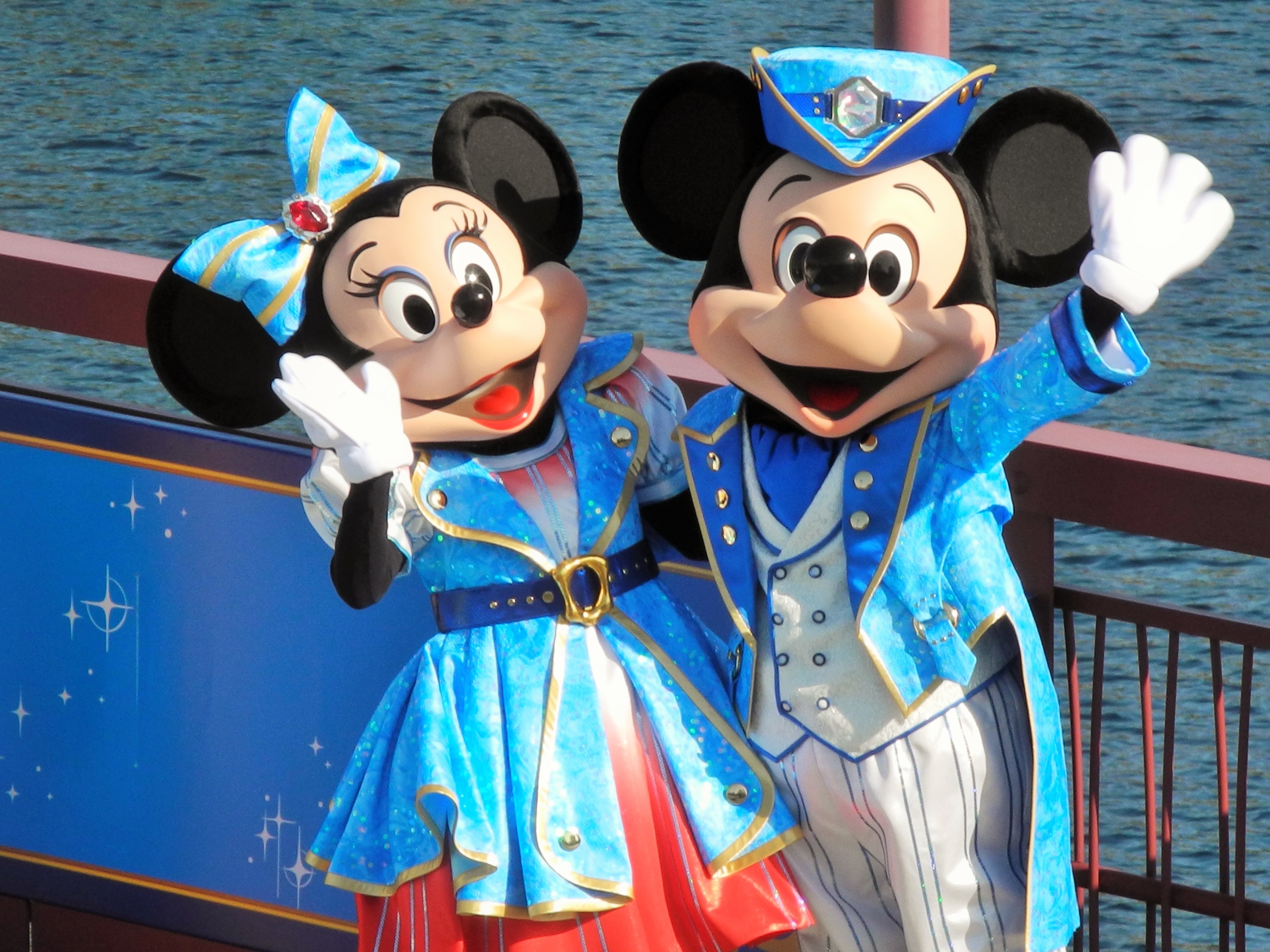 15周年コスチュームでお出迎え ©Disney