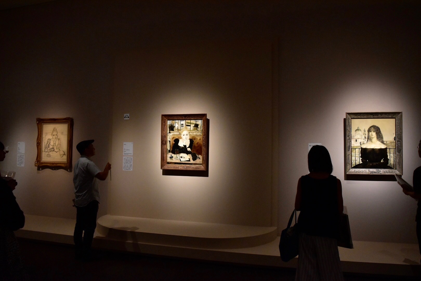 右から《美しいスペイン女》 1949年 豊田市美術館蔵、《カフェ》 1949年 ポンピドゥー・センター蔵、《カフェ》 1949年 熊本県立美術館蔵 (C) Foun