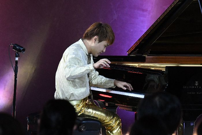 大好きなゴールドの衣装で熱演する松永