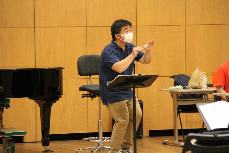 指揮者 園田隆一郎の、粘り強く熱意溢れる指導は続く 　(C)H.isojima