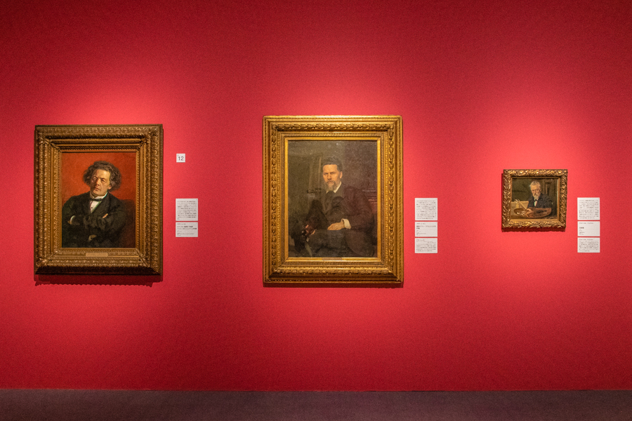 展示風景。中央は、イリヤ・レーピン《画家イワン・クラムスコイの肖像》1882年