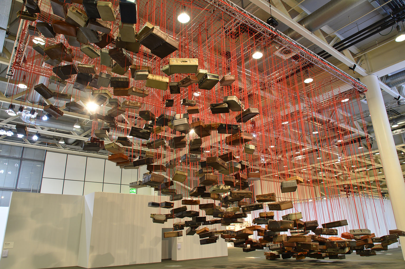 塩田千春 《集積―目的地を求めて》　 2016年 スーツケース、モーター、赤ロープ 展示風景：「アート・アンリミテッド」アートバーゼル（スイス）2016年 Courtesy: Galerie Templon  撮影：Atelier Chiharu Shiota