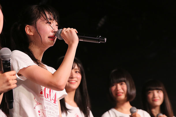 2ndシングルのセンターに抜擢され、泣きながら挨拶する荻野由佳。 (c)AKS